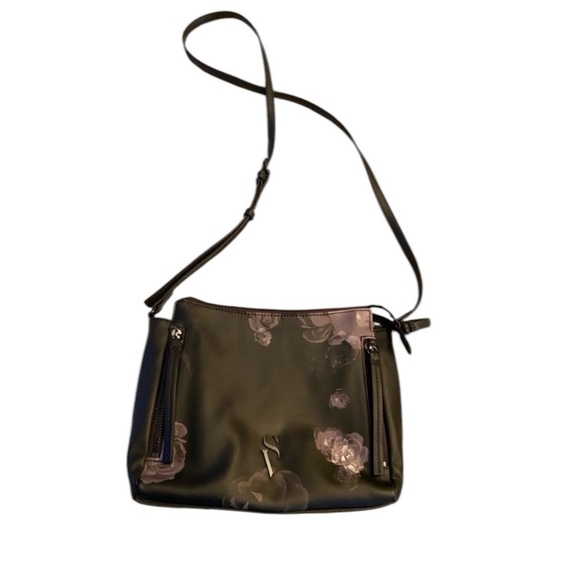 Vera Wang Handbags - Simply Vera Vera Wang Rose Print Cross Body Purse